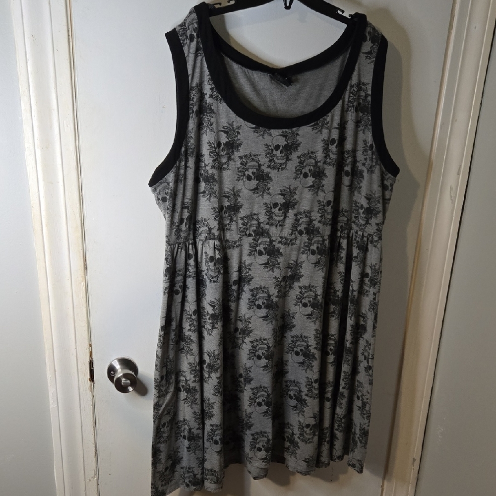 Torrid Size 4 Grey And Black Tank Dress With Skulls And Roses